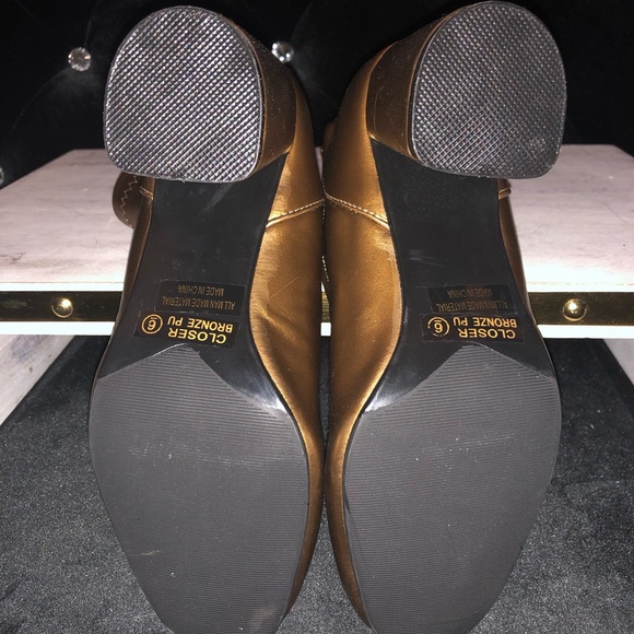 {LuvMark} đźŤSleek Shiny Gold Heeled Booties - Picture 5 of 5